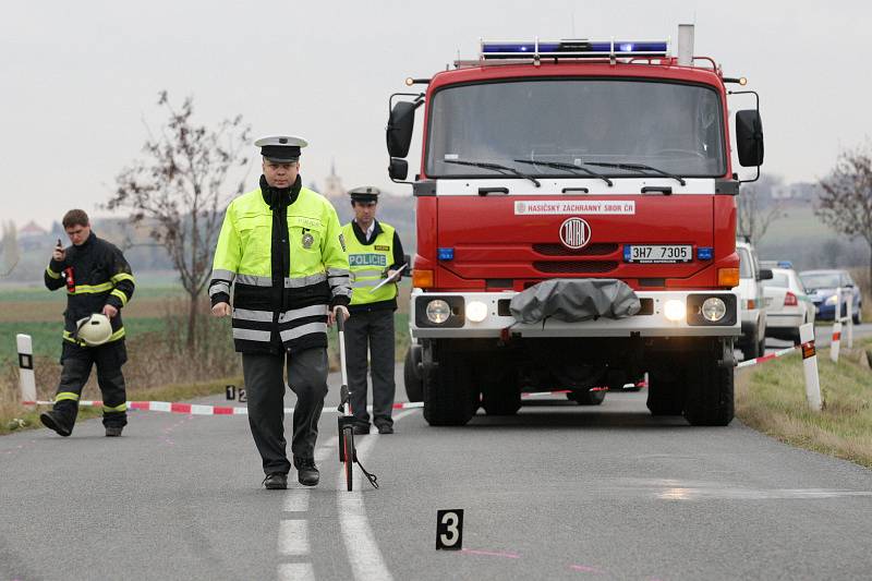 Při nehodě mezi Lubnem  a Dolním Přímem na Hradecku zemřeli dva lidé, další dva byli těžce zraněni. Jedna z mrtvých byla čtrnáctiletá dívka.