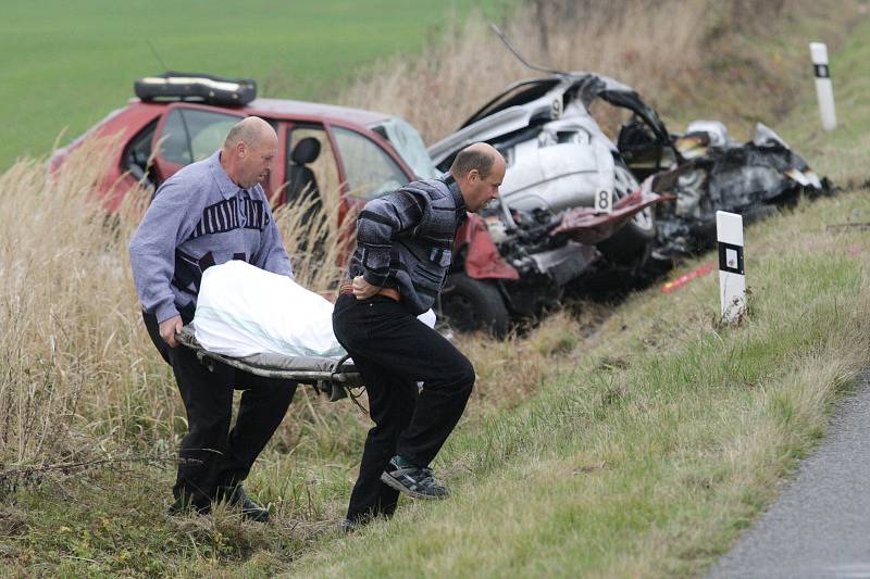 Při nehodě mezi Lubnem  a Dolním Přímem na Hradecku zemřeli dva lidé, další dva byli těžce zraněni. Jedna z mrtvých byla čtrnáctiletá dívka.