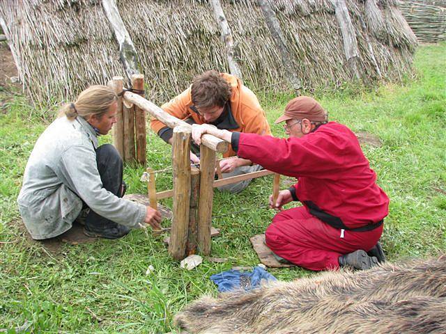 Centrum experimentální archeologie ve Všestarech představilo výpal keramiky i opracování kamene. 