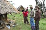 Centrum experimentální archeologie ve Všestarech představilo výpal keramiky i opracování kamene. 