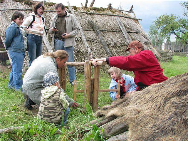 Centrum experimentální archeologie ve Všestarech představilo výpal keramiky i opracování kamene. 