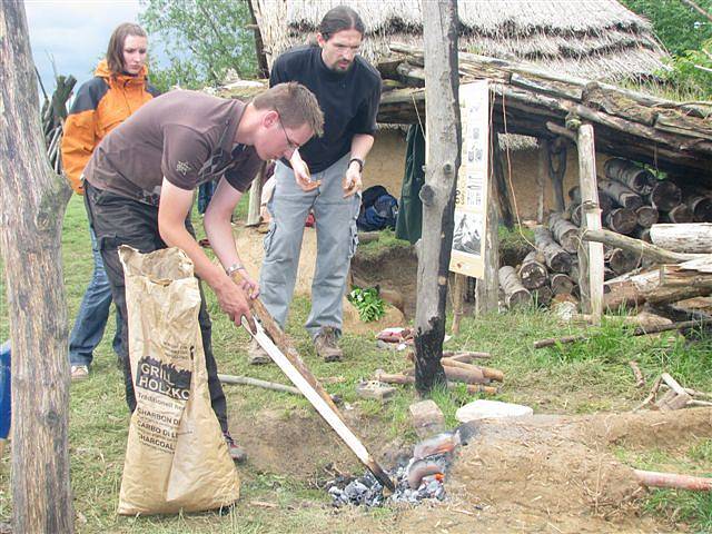 Centrum experimentální archeologie ve Všestarech představilo výpal keramiky i opracování kamene. 