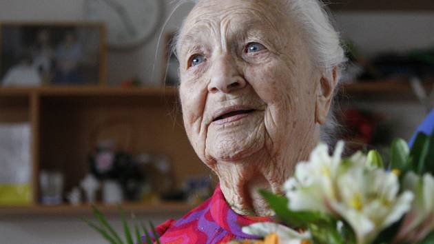 Oslava 102. narozenin Hedviky Trutnovské v hradeckém domově důchodců.