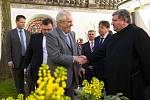 V Broumově se prezident setkal se zástupci města, diskutoval s lidmi na náměstí a prohlédl si broumovský klášter.