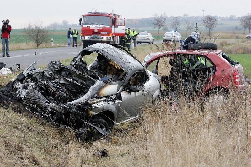 Při nehodě mezi Lubnem  a Dolním Přímem na Hradecku zemřeli dva lidé, další dva byli těžce zraněni. Jedna z mrtvých byla čtrnáctiletá dívka.
