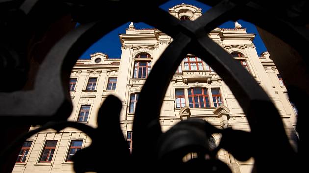 Královéhradecké Rudolfinum, dříve ústav hluchoněmých, sídlo obchodní akademie na Pospíšilově třídě.