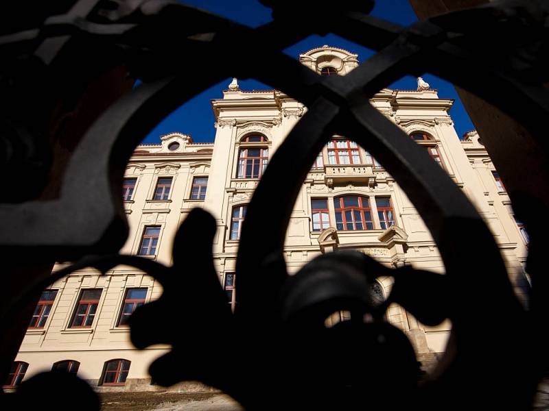 Královéhradecké Rudolfinum, dříve ústav hluchoněmých, sídlo obchodní akademie na Pospíšilově třídě.