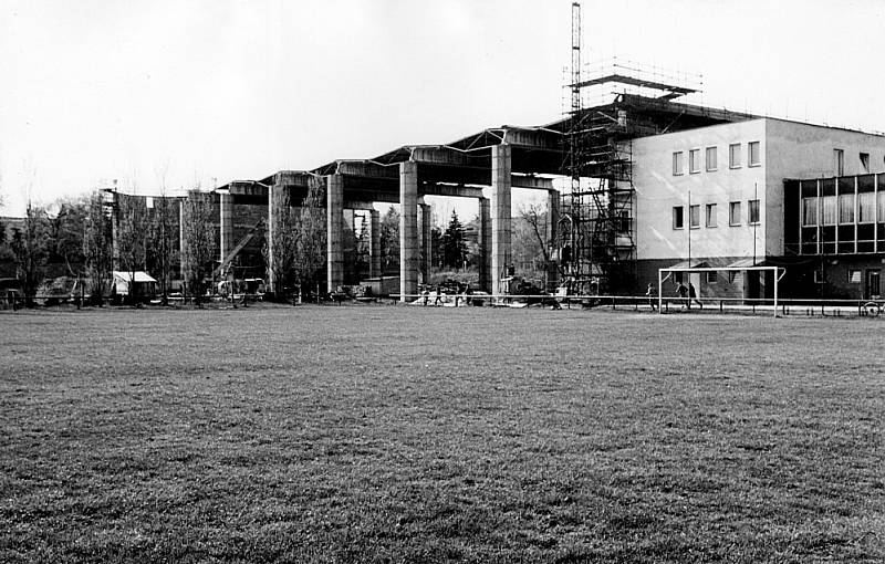 Z minulosti sportovní haly královéhradecké TJ Slavia.