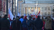 Volání po svobodě se v sobotu odpoledne neslo Hradcem Králové, kde se konala demonstrace odpůrců protiepidemických opatření. Na náměstí 28. října se jich odhadem sešlo více než šest stovek.