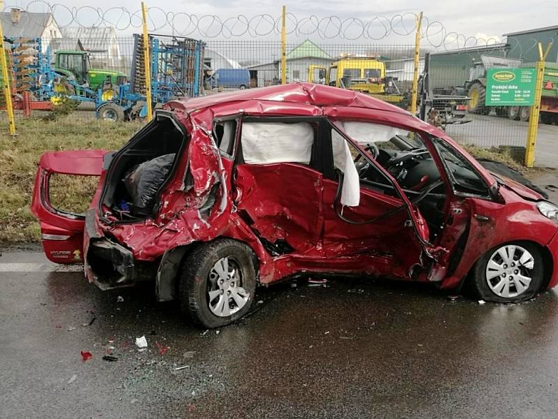 Tragická dopravní nehoda dvou osobních a jednoho nákladního automobilu na silnici I/33 u Lochenic.