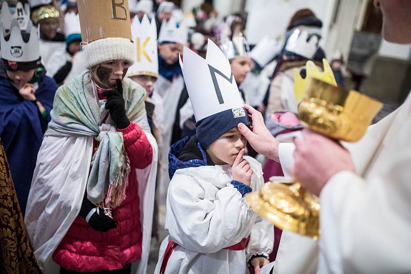 Tříkrálovká sbírka v Hradci Králové: V katedrále svatého Ducha požehnal všem koledníkům biskup Jan Vokál.