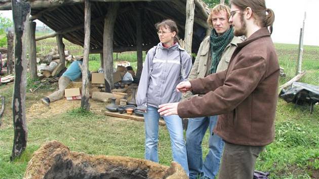 Centrum experimentální archeologie ve Všestarech představilo výpal keramiky i opracování kamene. 