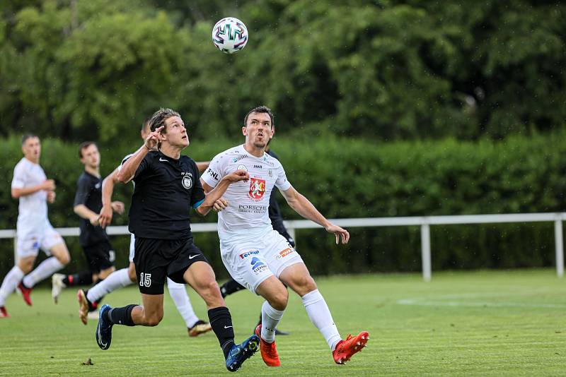 PŘÍPRAVA. Fotbalisté Hradce Králové porazili Štětí 6:1.