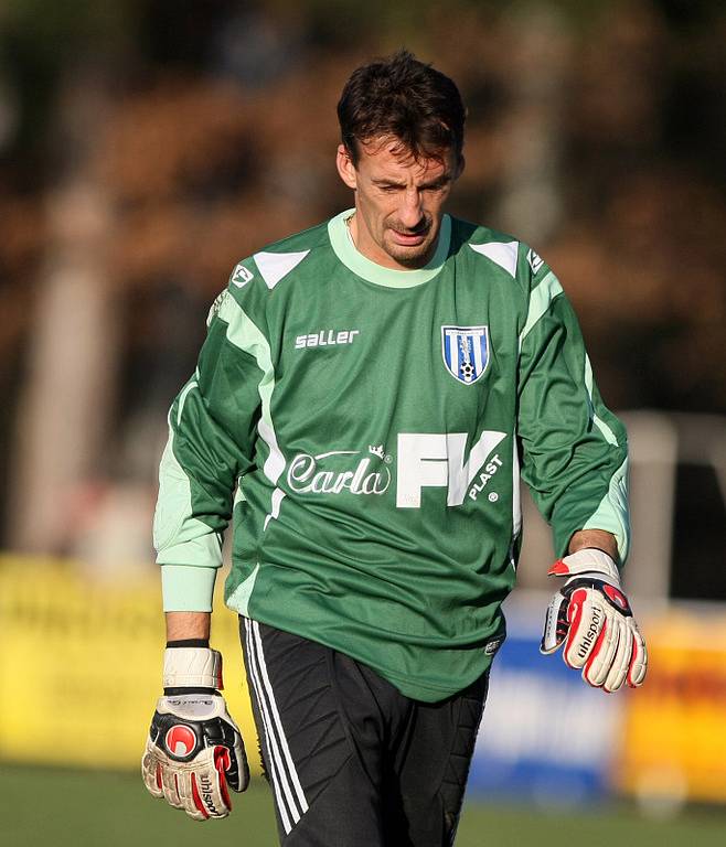 Divizní fotbalisté Týniště nad Orlicí (ve žlutém) hostili o víkendu Dvůr Králové.