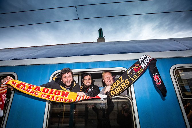 Odjezd hokejistů společně s fanoušky vlakem do Štýrského Hradce na zápas ligy mistrů.