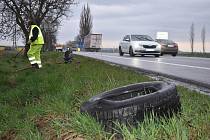 Desítky tun odpadků uklízí z příkopů každé jaro silničáři v Královéhradeckém kraji. Takto čistili okolí "jedničky" mezi Hradcem Králové a Hořicemi.