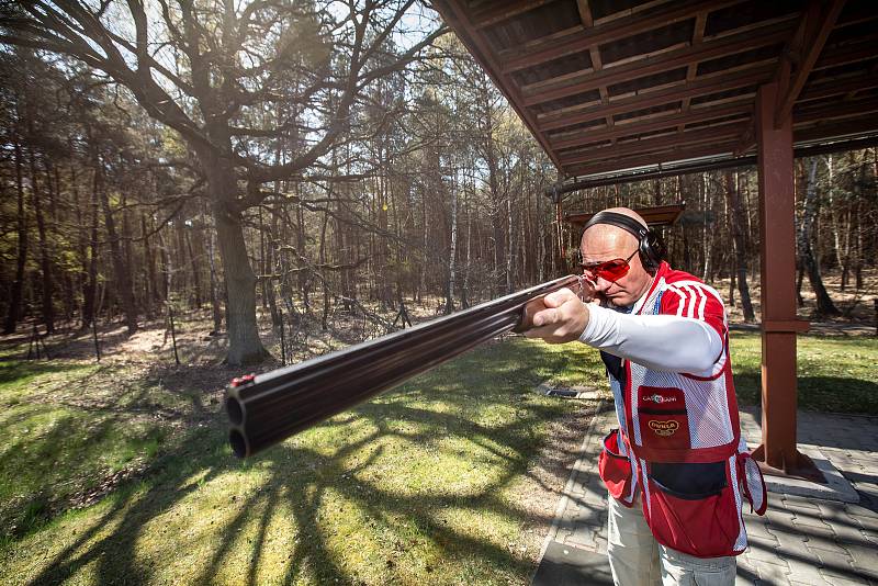 Miroslav Lidinský, bývalý voják, se po zranění v Afghánistánu věnuje paralympijským sportům, jako je lyžování, golf a nově i střelba.