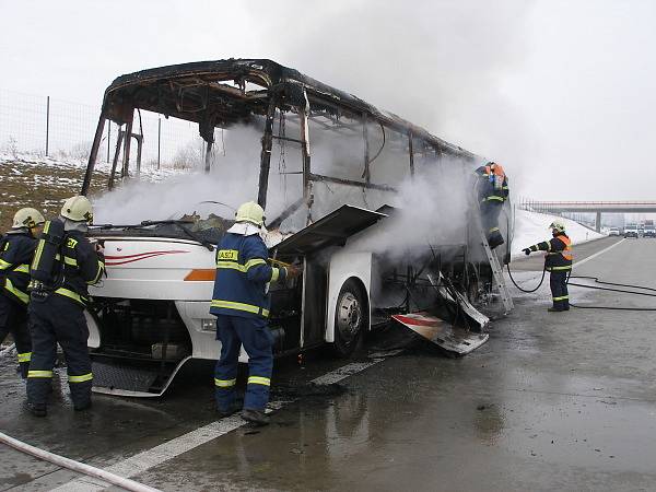 Ohořelý autobus na dálnici D11