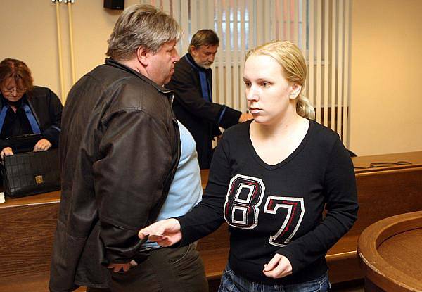 Před krajským soudem v Hradci Králové stanuli Petr Ullmann a Lucie Zvirotská.