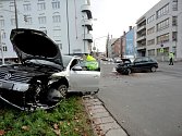 Dopravní nehoda na křižovatce ulic Průmyslová a Resslova v Hradci Králové.