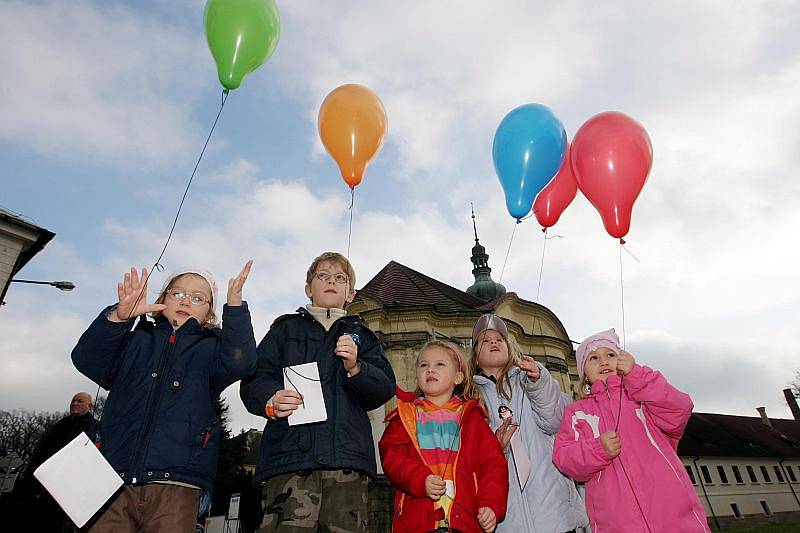 Přání Ježíškovi posílaly děti ve Smiřicích v balónkách (20. listopadu 22010).
