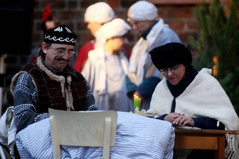 Živý betlém na hradeckém Velkém náměstí u katedrály Svatého Ducha.