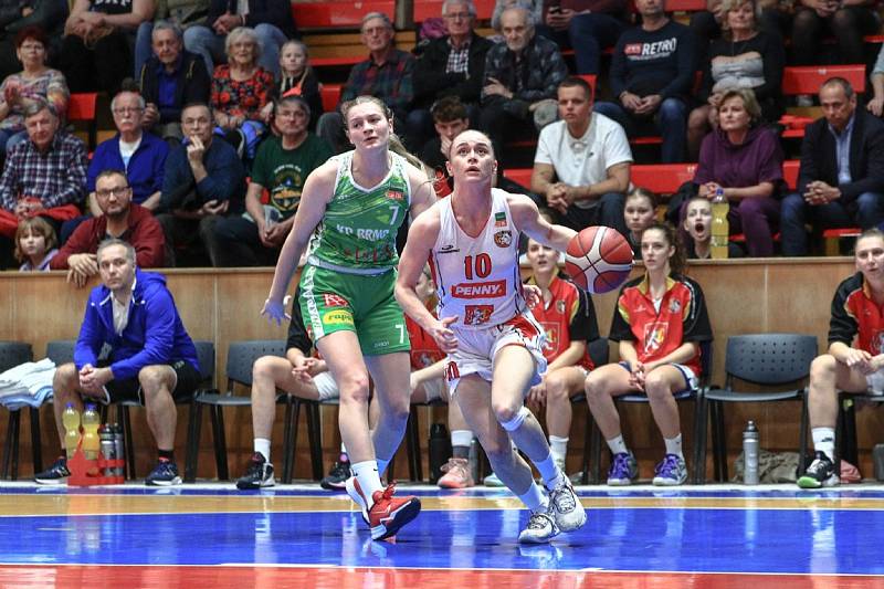 Druhé čtvrtfinále Chance ŽBL: Hradec Králové (v bílém) - KP Brno 83:67