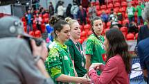 Finálový zápas finálového turnaje Českého poháru basketbalistek v Karlových Varech: KP Brno - Sokol Nilfisk Hradec Králové (v černém).