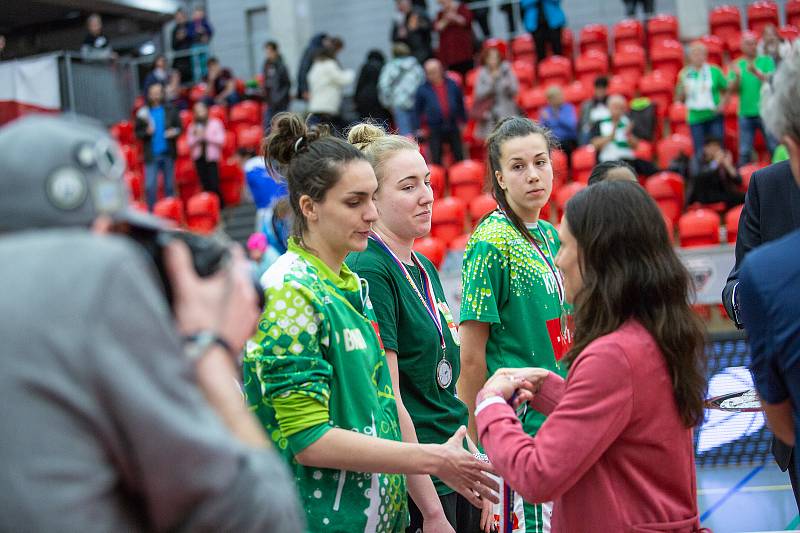 Finálový zápas finálového turnaje Českého poháru basketbalistek v Karlových Varech: KP Brno - Sokol Nilfisk Hradec Králové (v černém).