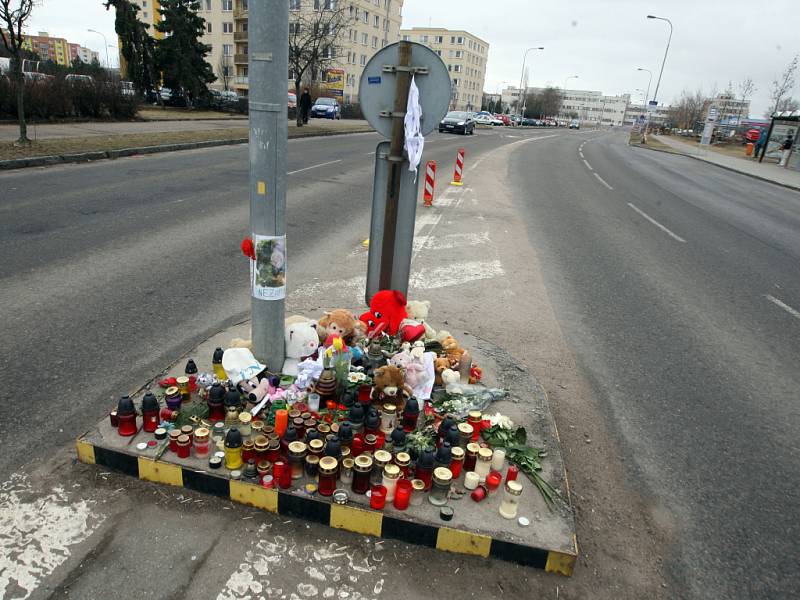 Místo neštěstí, kde přišla o život mladá dívka, zaplavily květiny a dárky.