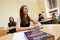 Studenti při státní maturitě na hradeckém Gymnáziu Boženy Němcové.