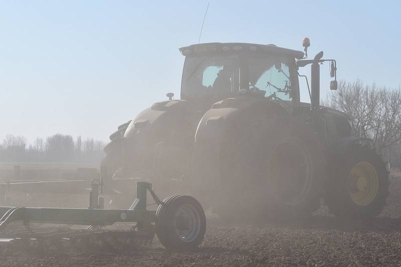 Klíčová část roku pro zemědělství. Řadě podniků ale chybí kvůli válce zkušení ukrajinští pracovníci. Například v hradeckém VH Agroproduktu řeší, kdo roztáhne po polích závlahy zeleniny.