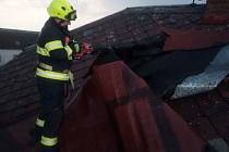 V Trávníku na Hradecku poškodil vítr střechu rodinného domu.