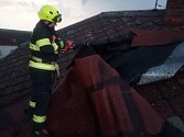 V Trávníku na Hradecku poškodil vítr střechu rodinného domu.