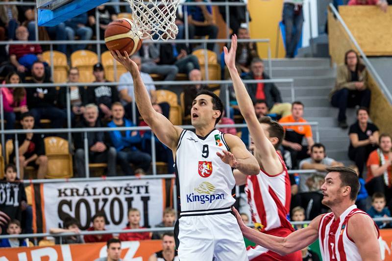 Basketbalová Kooperativa NBL: Kingspan Královští sokoli Hradec Králové - BK JIP Pardubice.