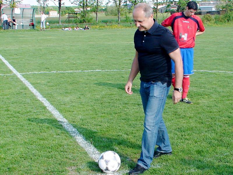 Finále fotbalového GIST pohárů OFS Hradec Králové: Čestný výkop Milana Přibyla.