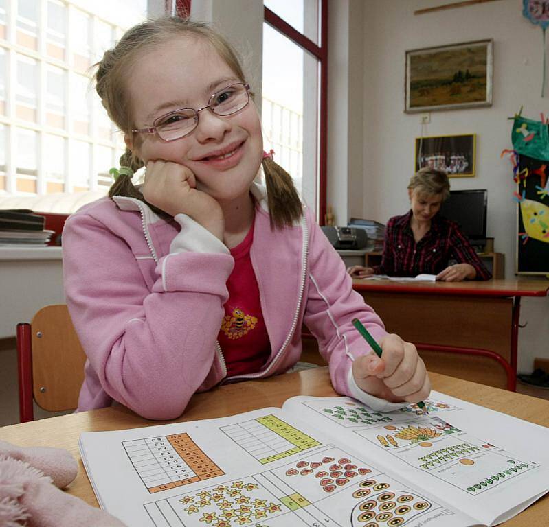 Pavlína, dívka s Downovým syndromem ve speciální škole.