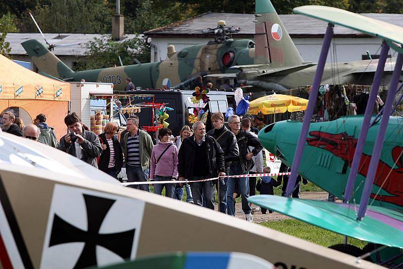 Létající cirkus na hradeckém letišti, sobota 2. října 2010.