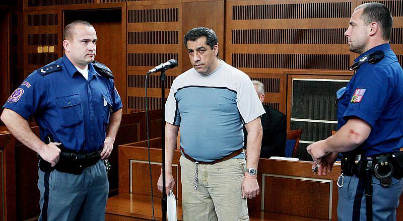 Ladislav Pešta, obžalovaný z pokusu o vraždu, před královéhradeckým soudem v úterý 3. května 2010.