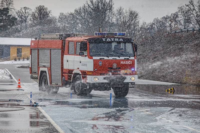 Zvládnutí zimních krizových situací nacvičovali hasiči na bezpečnostním polygonu v Hradci Králové.