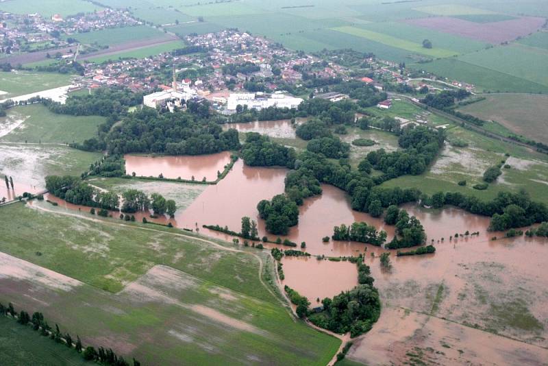 Letecký snímek z povodní na Královéhradecku.