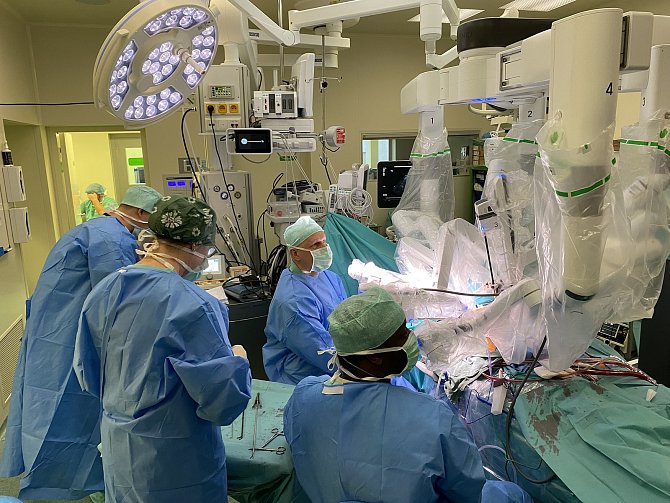 Kardiochirurgové Fakultní nemocnice Hradec Králové loni v listopadu provedli jako první v České republice robotickou náhradu aortální chlopně.