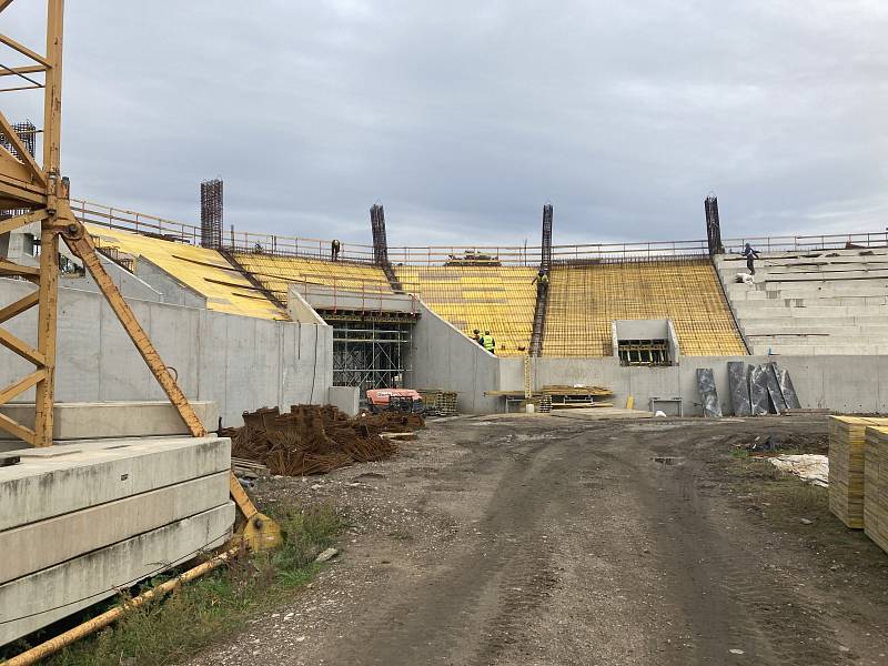 Stavba nového hradeckého fotbalového stadionu je v plném proudu.
