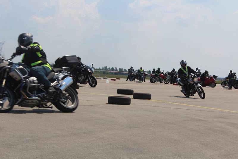 Téměř dvě stovky motorkářek a motorkářů se v sobotu zúčastnily celorepublikové preventivní kampaně Začněme spolu aneb Kolama dolů.