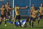 DOČKALI SE. Fotbalisté Nepolis (v tmavém, v duelu v Náchodě) slavili o víkendu premiérový bodový zisk.