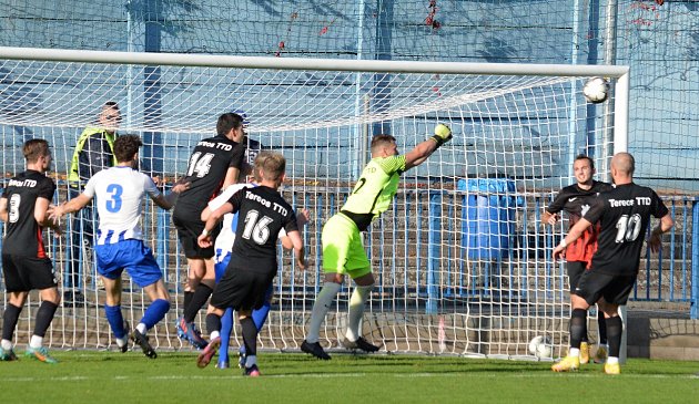 Fotbalisté Náchoda ve 13. kole porazili Dobrovici 1:0. Utkání rozhodla trefa Karla Krejčíka mladšího.