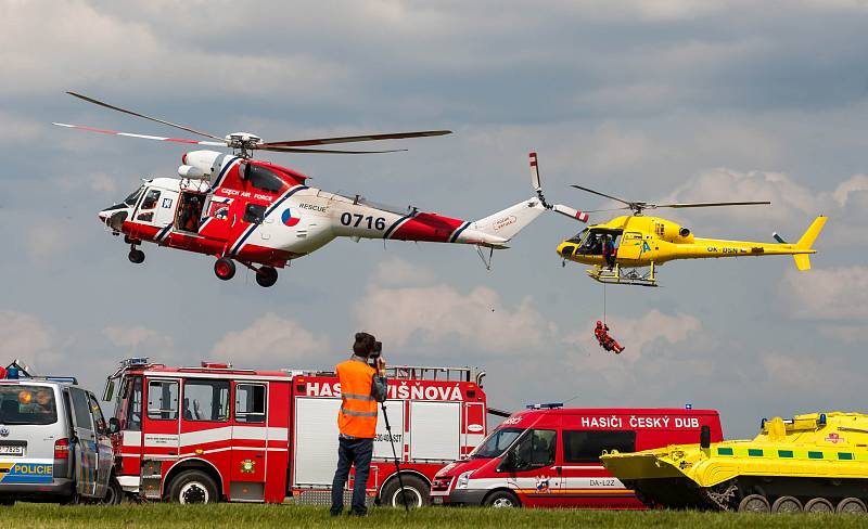 Helicopter show na letišti v Hradci Králové.