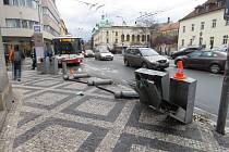 Poškozené sloupky a odpadkové koše na ulici Československé armády v Hradci Králové.