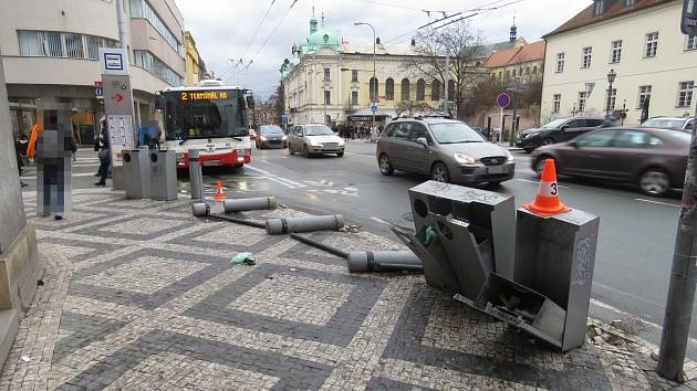 Poškozené sloupky a odpadkové koše na ulici Československé armády v Hradci Králové.