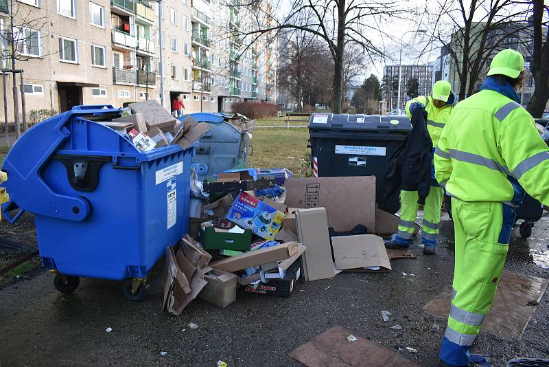 Hromady balících papírů, krabic a plastů - i to jsou české Vánoce.